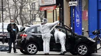 Des policiers passent au peigne fin la voiture utilisée par les auteurs de la fusillade, qui a été retrouvée rue de Meaux, dans le 19e arrondissement. Des policiers passent au peigne fin la voiture utilisée par les auteurs de la fusillade, qui a été retrouvée rue de Meaux, dans le 19e arrondissement.