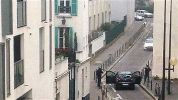 Deux tueurs affrontent des policiers près des locaux de Charlie Hebdo, rue Nicolas-Appert, dans le 11e arrondissement de Paris. Deux tueurs affrontent des policiers près des locaux de Charlie Hebdo, rue Nicolas-Appert, dans le 11e arrondissement de Paris.