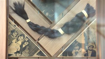 Plusieurs Autochtones ont offerts leurs tresses de cheveux pour rappeler que les enfants qui ont fréquenté les pensionnats autochtones étaient obligés de couper leurs cheveux. Plusieurs Autochtones ont offerts leurs tresses de cheveux pour rappeler que les enfants qui ont fréquenté les pensionnats autochtones étaient obligés de couper leurs cheveux.