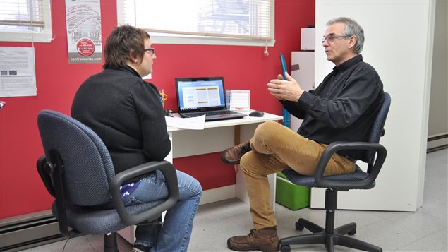 Le chercheur et professeur à l'Université Laval en sciences infirmières Bernard Roy discute avec la coordonnatrice de la clinique Sabsa, Emmanuelle Lapointe Le chercheur et professeur à l'Université Laval en sciences infirmières Bernard Roy discute avec la coordonnatrice de la clinique Sabsa, Emmanuelle Lapointe
