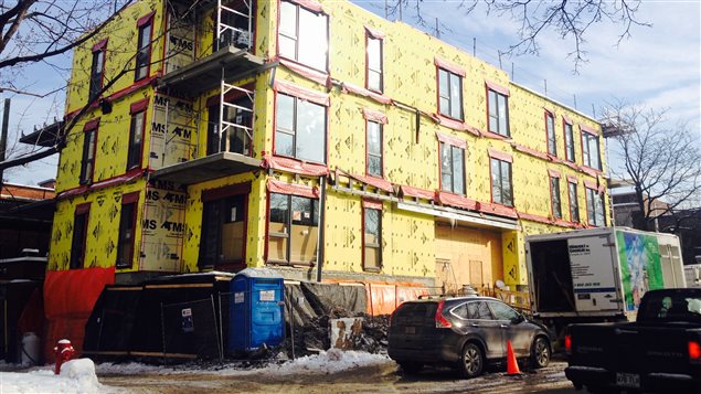 L'arrondissement d'Outremont a estimé que l'immeuble en construction du 801 de l'avenue Rockland était trop haut de quelques pieds. Des travaux correctifs sont en cours. (Crédit photo: Bahador Zabihiyan) L'arrondissement d'Outremont a estimé que l'immeuble en construction du 801 de l'avenue Rockland était trop haut de quelques pieds. Des travaux correctifs sont en cours. (Crédit photo: Bahador Zabihiyan)