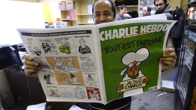 Un homme lit l'hebdomadaire « Charlie Hebdo » à Montréal. Un homme lit l'hebdomadaire « Charlie Hebdo » à Montréal.