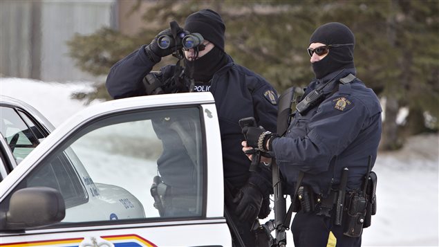 La GRC recherche un suspect qui a tiré sur deux policiers à Saint-Albert, en Alberta. La GRC recherche un suspect qui a tiré sur deux policiers à Saint-Albert, en Alberta.