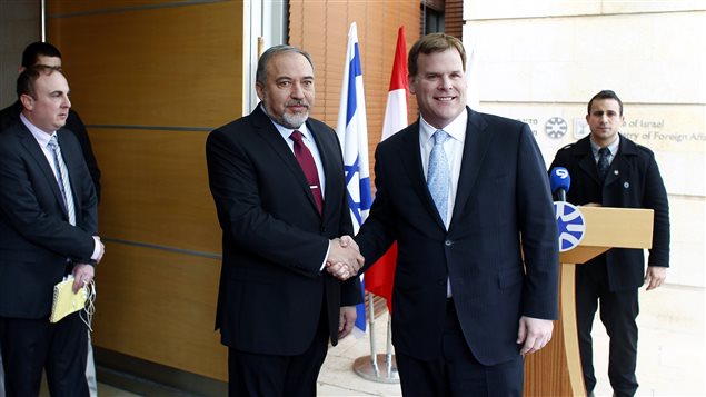 Le ministre canadien des Affaires étrangères John Baird (droite) et son homologue israélien Avigdor Lieberman. Le ministre canadien des Affaires étrangères John Baird (droite) et son homologue israélien Avigdor Lieberman.