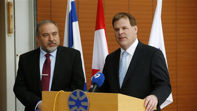 Le ministre des Affaires étrangères canadien John Baird et son homologue israélien Avigdor Lieberman Le ministre des Affaires étrangères canadien John Baird et son homologue israélien Avigdor Lieberman