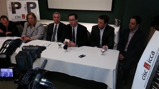 Conférence de presse de représentants de l'Institut canadien de l'industrie de l'acier Conférence de presse de représentants de l'Institut canadien de l'industrie de l'acier
