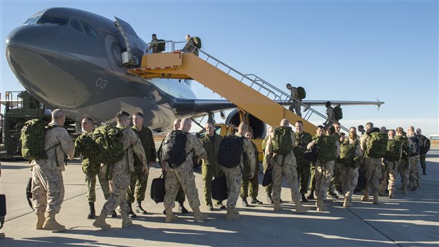 Des soldats canadiens, lors de leur départ pour l'Irak, depuis la base de Cold Lake, en Alberta, le 22 octobre 2014. Des soldats canadiens, lors de leur départ pour l'Irak, depuis la base de Cold Lake, en Alberta, le 22 octobre 2014.