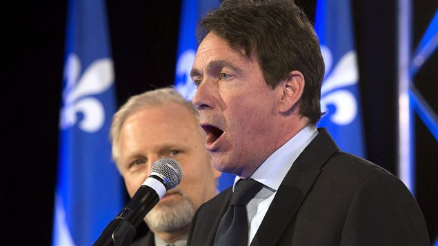Pierre Karl Péladeau s'adresse aux militants après la cuisante défaite du Parti québécois le 7 avril 2014. À l’arrière, le député Jean-François Lisée. Pierre Karl Péladeau s'adresse aux militants après la cuisante défaite du Parti québécois le 7 avril 2014. À l’arrière, le député Jean-François Lisée.