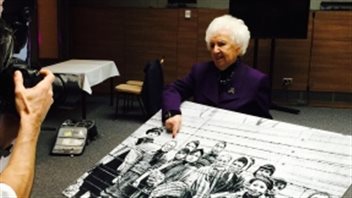 Mme Ziegler indique qu'elle avait neuf ans quand la photo a été prise au camp d'Auschwitz Mme Ziegler indique qu'elle avait neuf ans quand la photo a été prise au camp d'Auschwitz