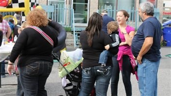 Sana Hassainia rencontre des électeurs en septembre 2013, son bébé dans les bras Sana Hassainia rencontre des électeurs en septembre 2013, son bébé dans les bras