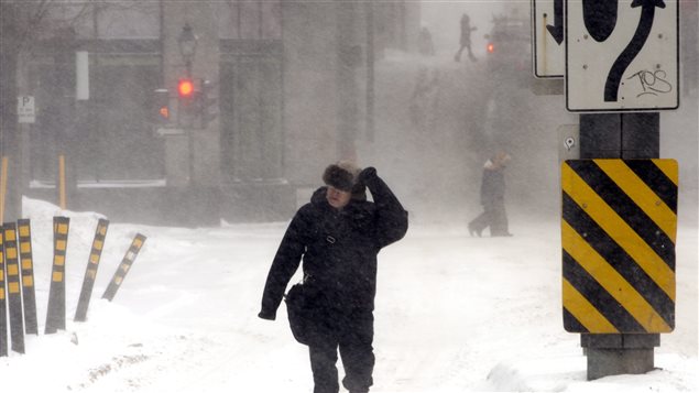 Un piéton brave le froid et la neige à Montréal. Un piéton brave le froid et la neige à Montréal.