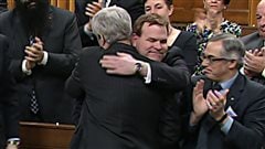 John Baird reçoit l'accolade du premier ministre Harper après l'annonce de son départ de la vie publique. John Baird reçoit l'accolade du premier ministre Harper après l'annonce de son départ de la vie publique.