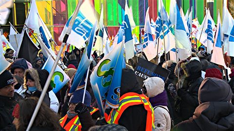 Des manifestants devant le Palais des congrès, où Philippe Couillard prend la parole. Des manifestants devant le Palais des congrès, où Philippe Couillard prend la parole.