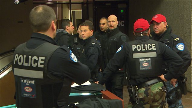 Des policiers du SPVM à la Maison de Radio-Canada, à Montréal Des policiers du SPVM à la Maison de Radio-Canada, à Montréal