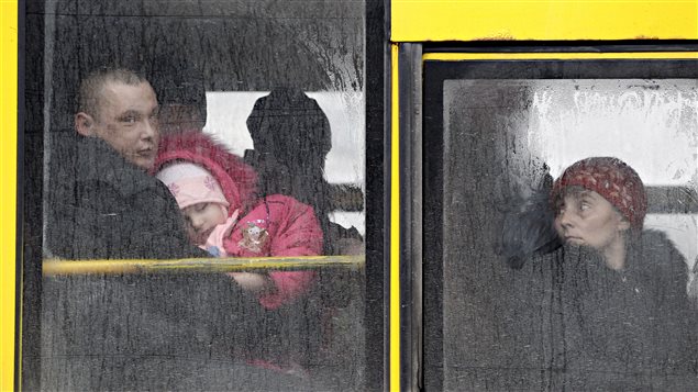 Des résidents de Debaltseve sont évacués en raison des bombardements des rebelles prorusses. Des résidents de Debaltseve sont évacués en raison des bombardements des rebelles prorusses.