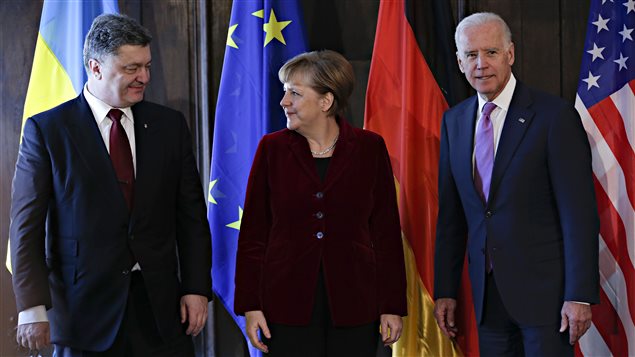 À partir de la gauche : le président ukrainien, Petro Porochenko, la chancelière allemande, Angela Merkel, et le vice-président américain, Joe Biden, tout juste avant une rencontre à Munich À partir de la gauche : le président ukrainien, Petro Porochenko, la chancelière allemande, Angela Merkel, et le vice-président américain, Joe Biden, tout juste avant une rencontre à Munich