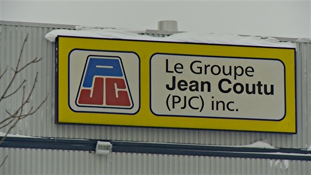 La moitié des employés du centre de distribution de Jean Coutu à Hawkesbury pourraient être mis à pied d'ici février 2016. La moitié des employés du centre de distribution de Jean Coutu à Hawkesbury pourraient être mis à pied d'ici février 2016.