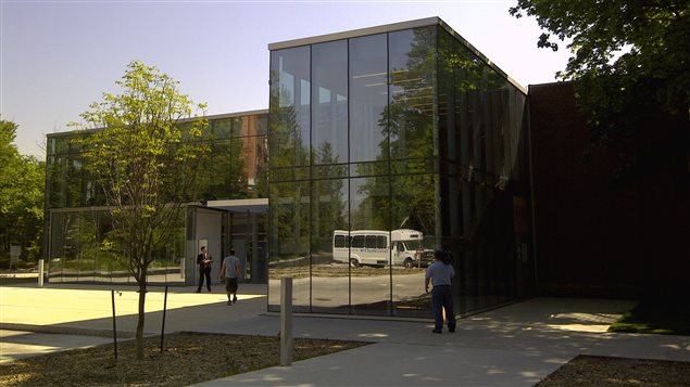 Le RÉFO craint que des universités comme le Collège Glendon restent toujours associées à une université anglophone, dans ce cas-ci l'Université York. Le RÉFO craint que des universités comme le Collège Glendon restent toujours associées à une université anglophone, dans ce cas-ci l'Université York.