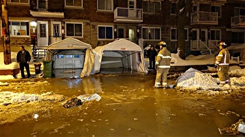 Des pompiers constatent le bris dans Rosemont. Des pompiers constatent le bris dans Rosemont.