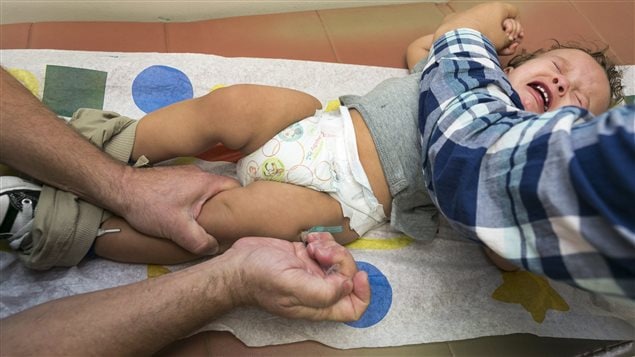 Une garçon d'un an est vacciné contre la rougeole. Une garçon d'un an est vacciné contre la rougeole.