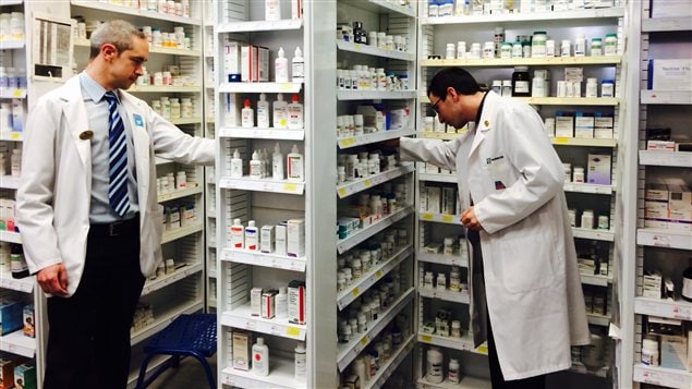 Des pharmaciens au travail Des pharmaciens au travail