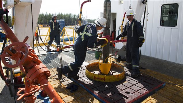 Des travailleurs pétroliers en Alberta. Des travailleurs pétroliers en Alberta.