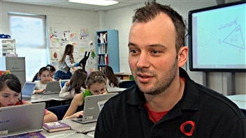 L'enseignant David Benay a eu l'idée d'installer des vélos stationnaires dans sa classe de 5e année. L'enseignant David Benay a eu l'idée d'installer des vélos stationnaires dans sa classe de 5e année.