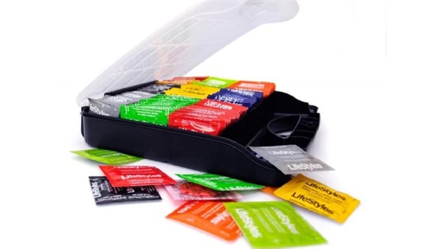 Présentoir à condoms distribué aux intervenants Présentoir à condoms distribué aux intervenants