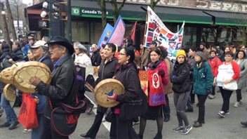 Une manifestation à Vancouver en mémoire des femmes autochtones disparues ou assassinées Une manifestation à Vancouver en mémoire des femmes autochtones disparues ou assassinées