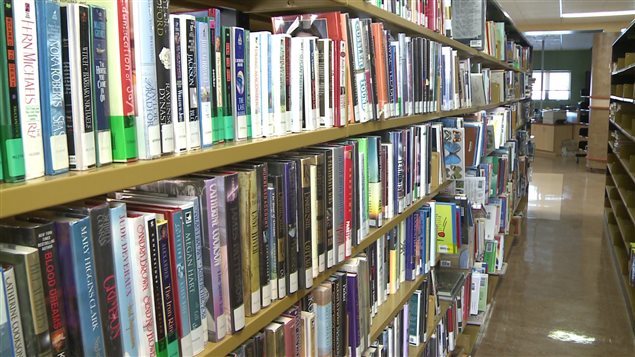 À l’entrepôt du réseau biblio de la Gaspésie et des Iles-de-la-Madeleine, plus de 200 000 livres transitent vers les bibliothèques de la région. À l’entrepôt du réseau biblio de la Gaspésie et des Iles-de-la-Madeleine, plus de 200 000 livres transitent vers les bibliothèques de la région.