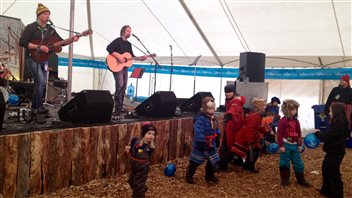 Dans l'Shed fait danser son public dans la tente Cabane à sucre au Festival du Voyageur 2015. Dans l'Shed fait danser son public dans la tente Cabane à sucre au Festival du Voyageur 2015.