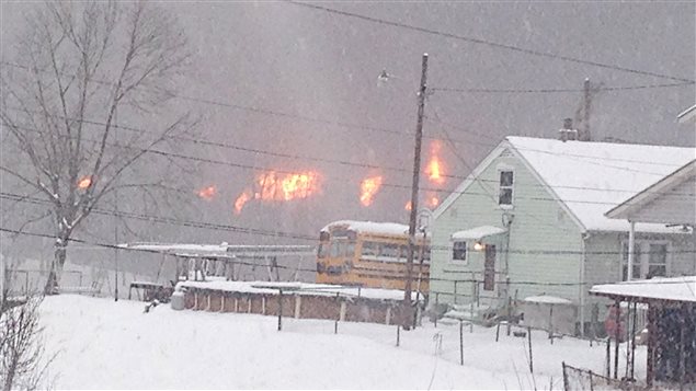 Un incendie fait rage près de Charleston en Virginie occidentale. Des résidents ont dû être évacués. Un incendie fait rage près de Charleston en Virginie occidentale. Des résidents ont dû être évacués.