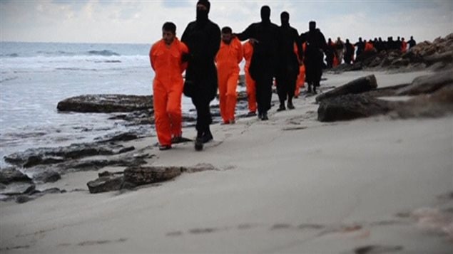 L'État islamique a diffusé une vidéo montrant l'exécution de 21 coptes égyptiens en fin de semaine. L'État islamique a diffusé une vidéo montrant l'exécution de 21 coptes égyptiens en fin de semaine.