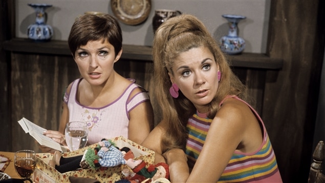 « Moi et l'autre » en 1967. Dominique André
(Dominique Michel) et Denise Létourneau
(Denise Filiatrault) au restaurant. « Moi et l'autre » en 1967. Dominique André
(Dominique Michel) et Denise Létourneau
(Denise Filiatrault) au restaurant.