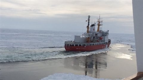 Le brise-glace Henry-Larsen Le brise-glace Henry-Larsen