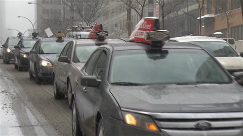Les chauffeurs de taxi déplorent la compétition illégale de Uber-X. Les chauffeurs de taxi déplorent la compétition illégale de Uber-X.