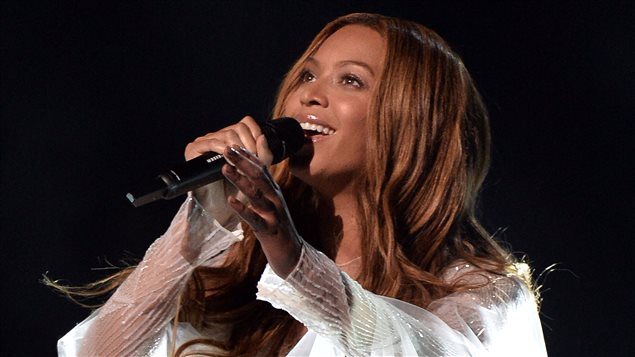 Beyoncé en prestation lors de la soirée des prix Grammy, le 8 février 2015 Beyoncé en prestation lors de la soirée des prix Grammy, le 8 février 2015
