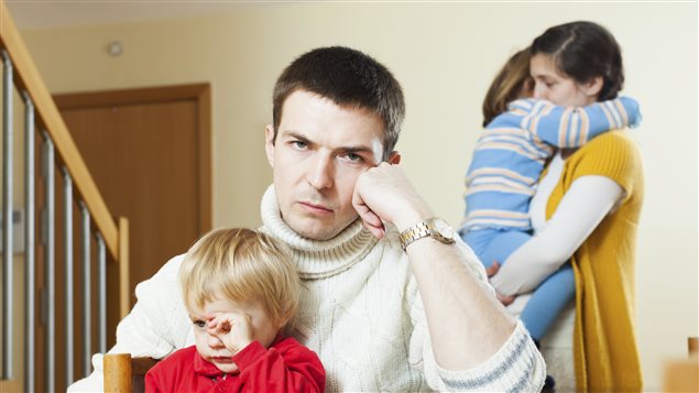 Un couple avec enfants après une querelle Un couple avec enfants après une querelle