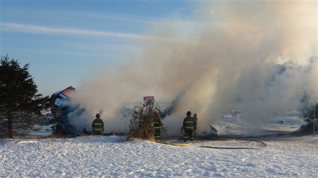 La goélette a été détruite par un incendie criminel. La goélette a été détruite par un incendie criminel.