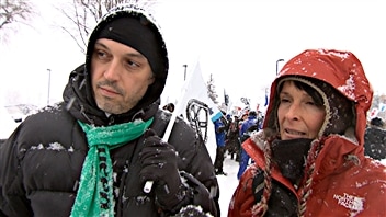 Frédéric Gagnon et Josée Pilon étaient parmi la manifestation qui se déroulait à l'extérieur du colloque du PLQ, à Gatineau. Frédéric Gagnon et Josée Pilon étaient parmi la manifestation qui se déroulait à l'extérieur du colloque du PLQ, à Gatineau.