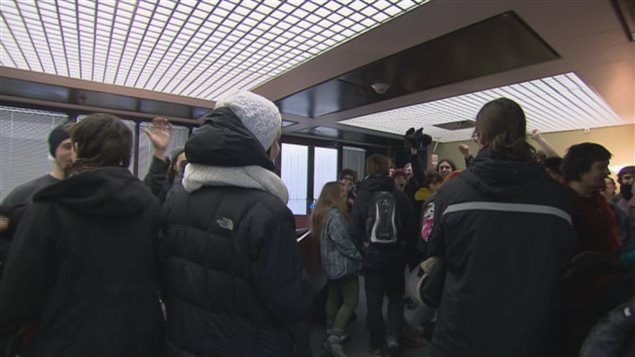 Des manifestants ont occupé les bureaux du ministre Bolduc. Des manifestants ont occupé les bureaux du ministre Bolduc.