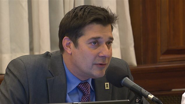 Le maire de Ville Mont-Royal, Philippe Roy, estime que l'avenir de sa ville passe par le projet de centre commercial 15-40. Le maire de Ville Mont-Royal, Philippe Roy, estime que l'avenir de sa ville passe par le projet de centre commercial 15-40.