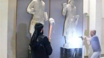 Des djihadistes du groupe armé État islamique détruisent des artéfacts du musée de Mossoul, en Irak. Des djihadistes du groupe armé État islamique détruisent des artéfacts du musée de Mossoul, en Irak.