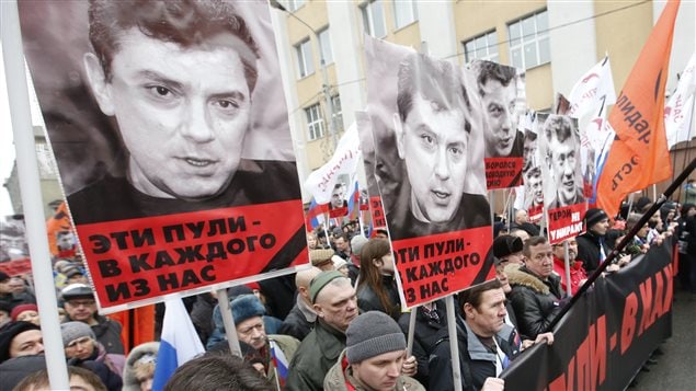 Des milliers de personnes sont rassemblées à Moscou afin de rendre hommage à Boris Nemtsov. Des milliers de personnes sont rassemblées à Moscou afin de rendre hommage à Boris Nemtsov.