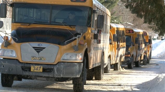 Dans les Hautes-Laurentides, les autobus scolaires servent aussi à transporter des citoyens vers les centres urbains. Dans les Hautes-Laurentides, les autobus scolaires servent aussi à transporter des citoyens vers les centres urbains.