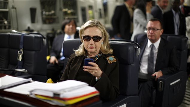 Hillary Clinton, dans un avion militaire entre Malte et Tripoli, en 2011 Hillary Clinton, dans un avion militaire entre Malte et Tripoli, en 2011