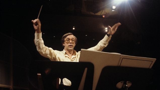 Le compositeur et directeur musical François Dompierre dirigeant l'orchestre de l'émission spéciale « Dompierre » en 1978. Le compositeur et directeur musical François Dompierre dirigeant l'orchestre de l'émission spéciale « Dompierre » en 1978.