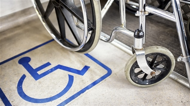 Fauteuil roulant, zone réservée pour les personnes handicapées Fauteuil roulant, zone réservée pour les personnes handicapées
