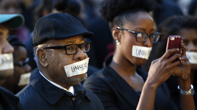 Des dizaines de personnes, dont le professeur Georges Henderson, ont participé à une manifestation pour dénoncer la vidéo raciste lundi matin. Des dizaines de personnes, dont le professeur Georges Henderson, ont participé à une manifestation pour dénoncer la vidéo raciste lundi matin.
