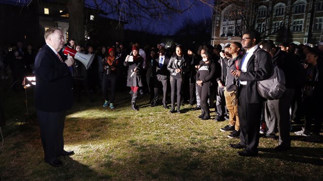 Le président de l'université, David Boren, s'est adressé aux manifestants. Il a dénoncé la vidéo raciste. Le président de l'université, David Boren, s'est adressé aux manifestants. Il a dénoncé la vidéo raciste.
